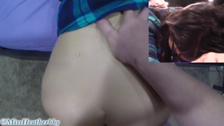 Очкастая студентка сосет большой хуй парня перед еблей