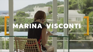 Засунул в попу самотык и дрочит кралю Marina Visconti